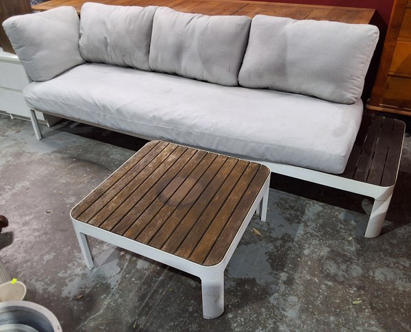 Lot 402 - OUTDOOR SUITE