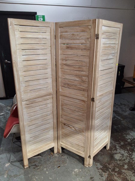 Lot 314 - DIVIDING SCREEN