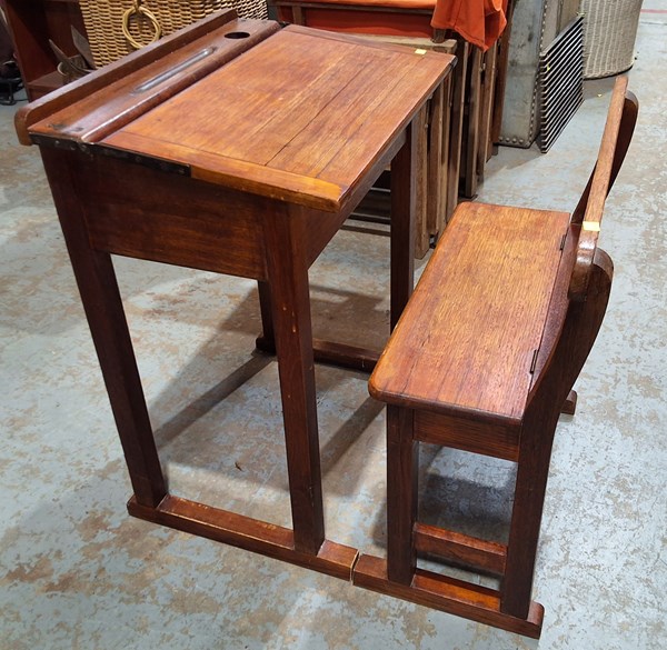 Lot 250 - SCHOOL DESK