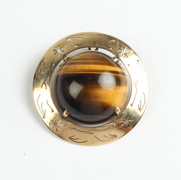 Lot 1054 - GOLD PENDANT/BROOCH