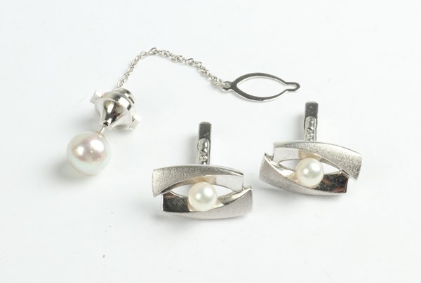 Lot 1100 - PEARL SET JEWELLERY