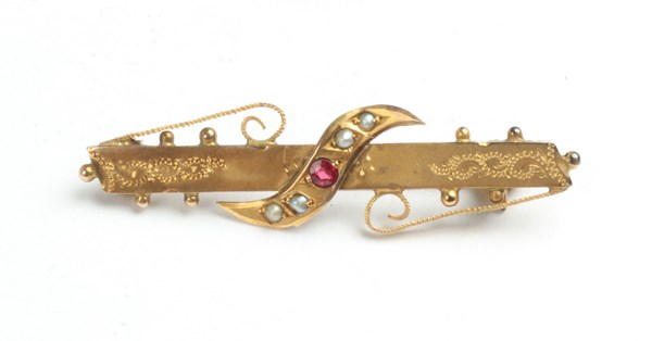 Lot 1018 - GOLD BROOCH