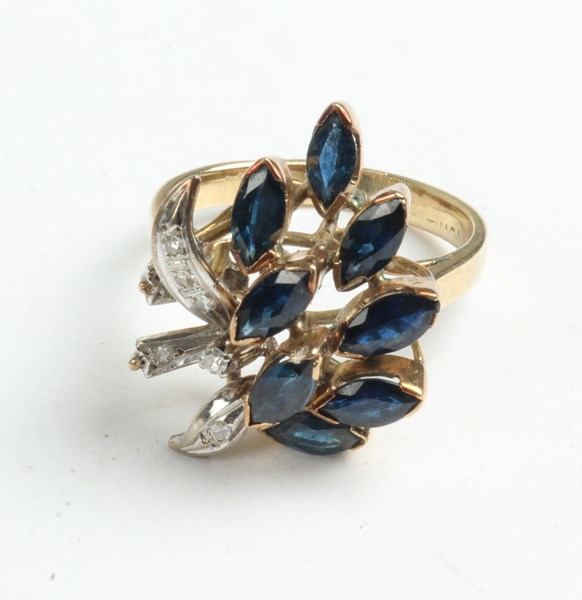 Lot 1063 - GOLD RING