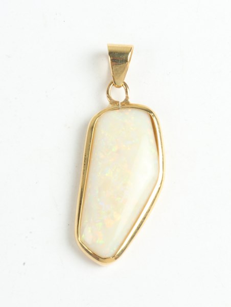 Lot 1015 - OPAL PENDANT