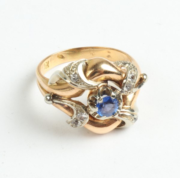 Lot 1048 - GOLD RING