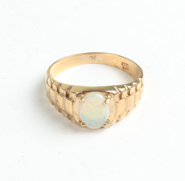 Lot 1033 - GOLD RING