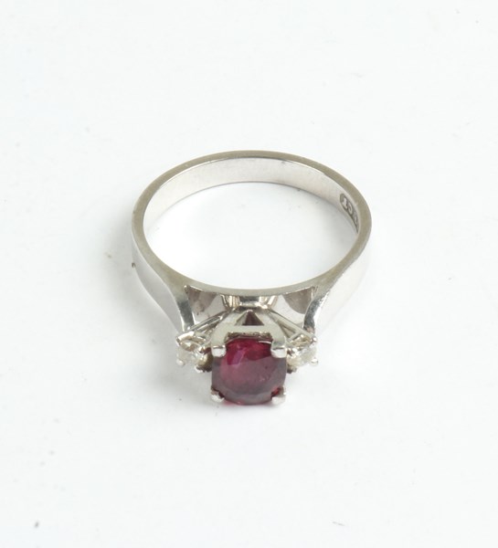 Lot 1049 - GOLD RING