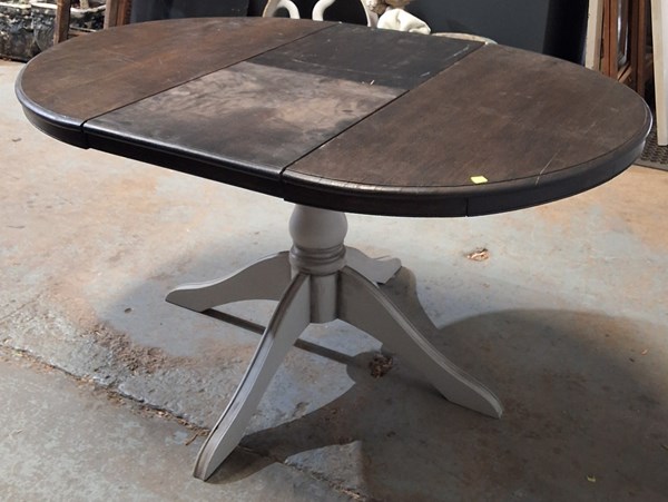 Lot 324 - DINING TABLE