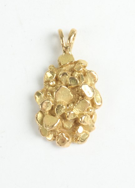 Lot 1058 - GOLD PENDANT
