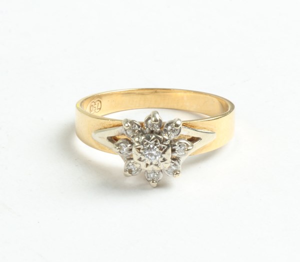 Lot 1039 - GOLD RING