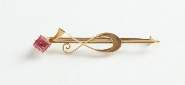 Lot 1028 - GOLD BROOCH