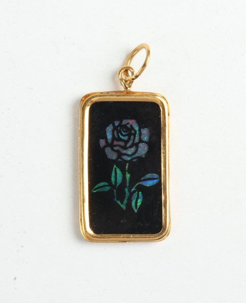 Lot 1026 - GOLD PENDANT