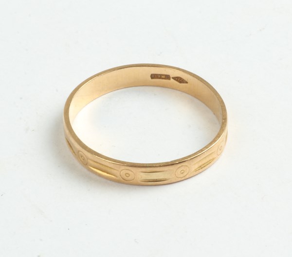 Lot 1056 - GOLD RING