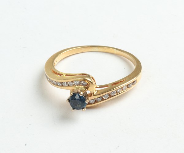 Lot 1031 - GOLD RING