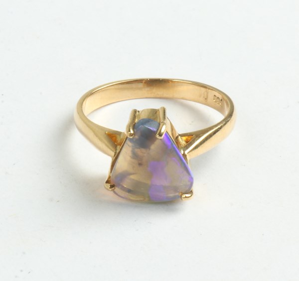 Lot 1024 - GOLD RING