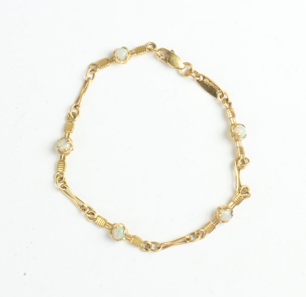 Lot 1046 - GOLD BRACELET