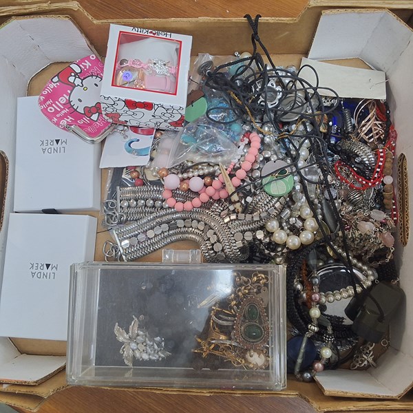 Lot 1420 - COSTUME JEWELLERY