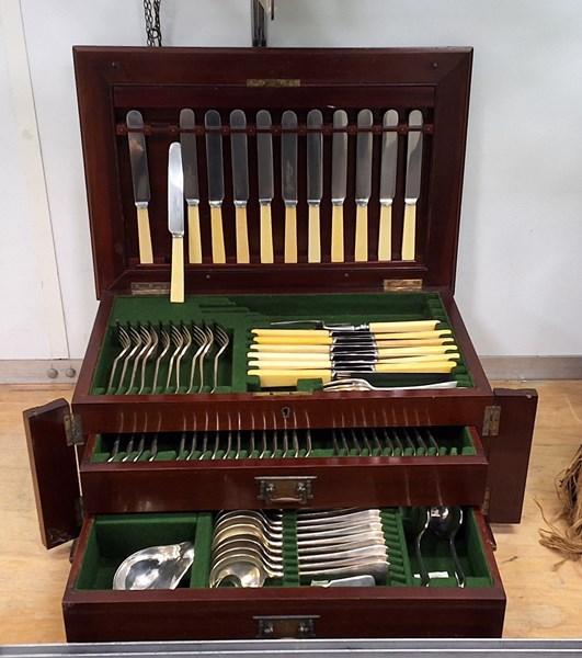 Lot 1379 - CUTLERY CANTEEN