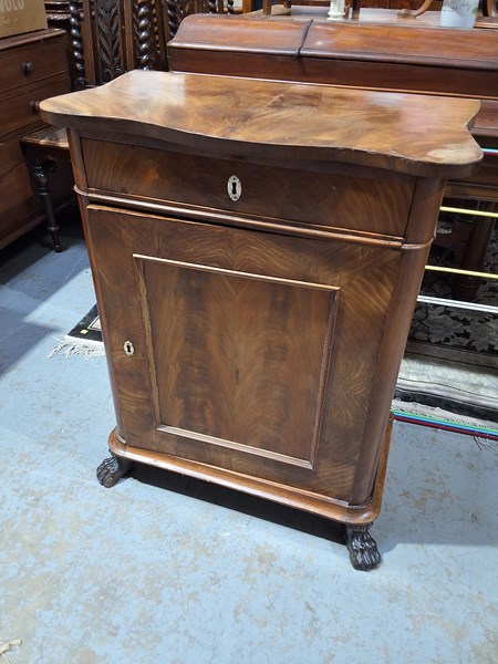Lot 290 - CABINET