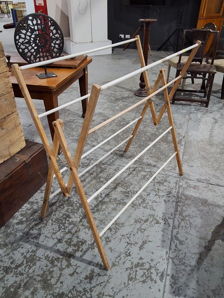 Lot 310 - CLOTHES AIRER