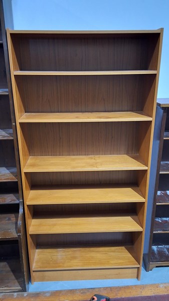 Lot 370 - BOOKSHELF