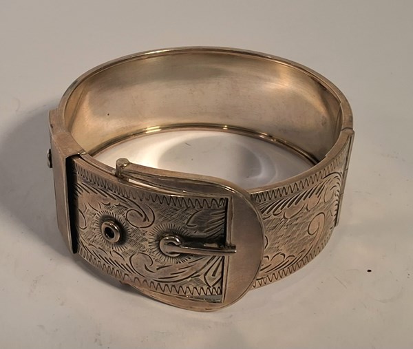 Lot 1089 - SILVER BANGLE