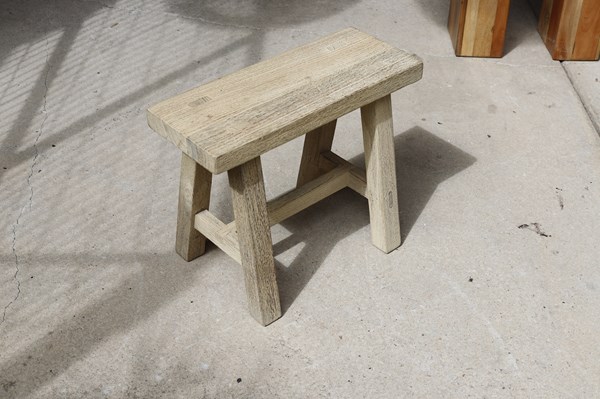 Lot 204 - STOOL