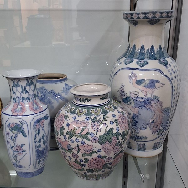 Lot 1553 - DECOR VASES