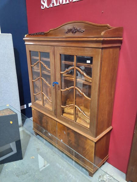Lot 362 - DISPLAY CABINET