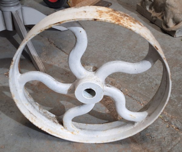 Lot 351 - DECORATIVE WHEEL