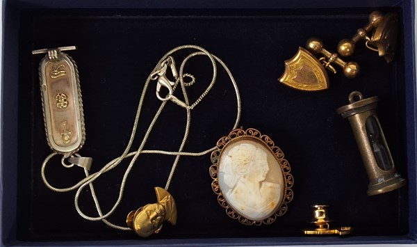Lot 1128 - JEWELLERY