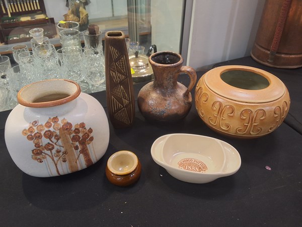 Lot 1437 - POTTERY