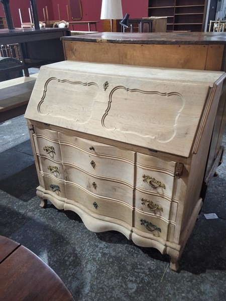 Lot 232 - WRITING BUREAU