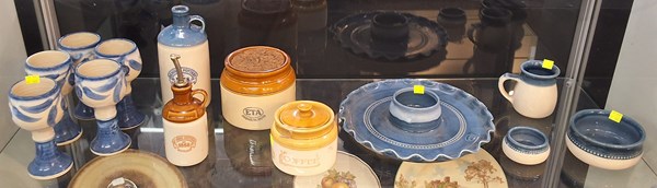 Lot 1434 - POTTERY