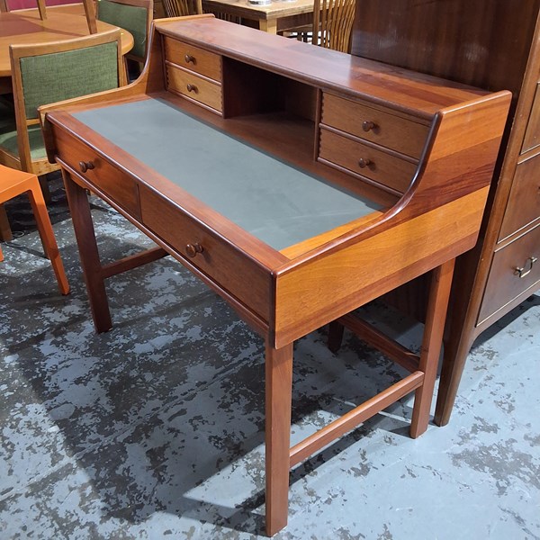 Lot 25 - DESK