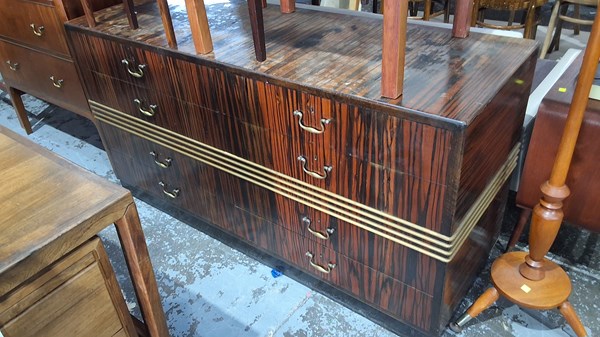 Lot 21 - CHEST OF DRAWERS