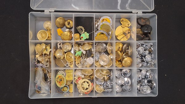 Lot 1294 - BUTTONS & BADGES
