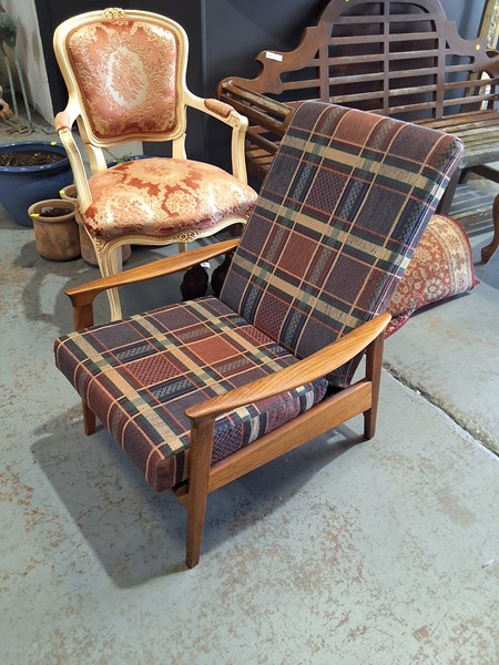 Lot 361 - ARMCHAIR