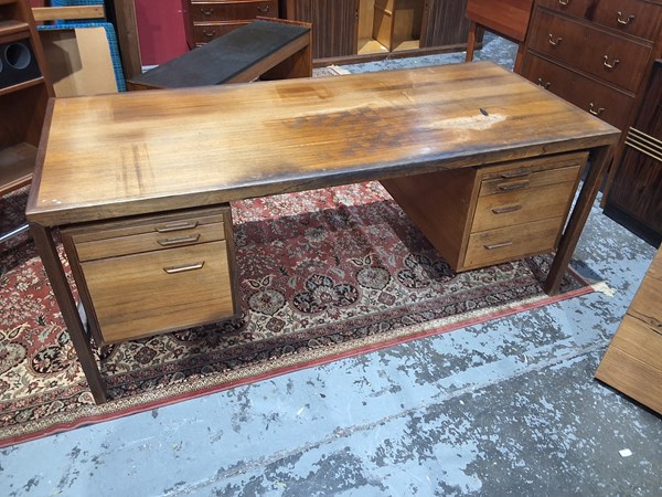 Lot 35 - DESK
