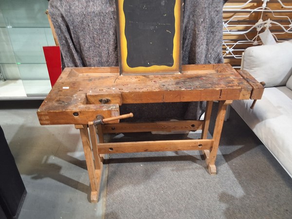Lot 403 - WORK BENCH