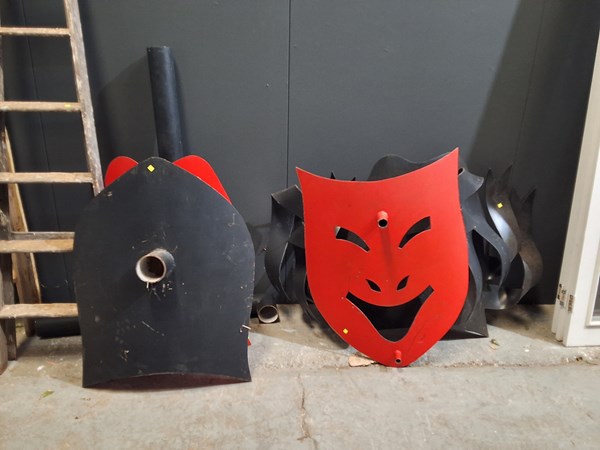 Lot 352 - THEATRE MASK GARDEN SCULPTURE