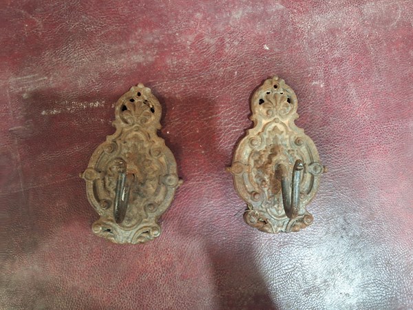 Lot 503 - WALL HOOKS