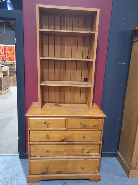 Lot 124 - CHEST OF DRAWERS