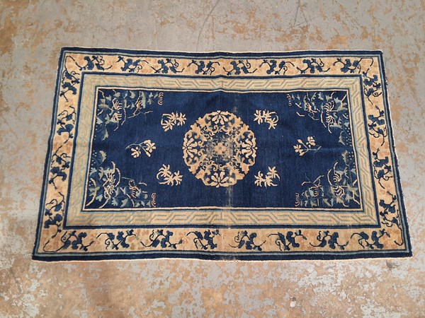 Lot 328 - ENTRANCE RUG