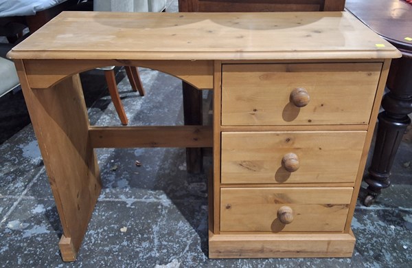 Lot 144 - DESK