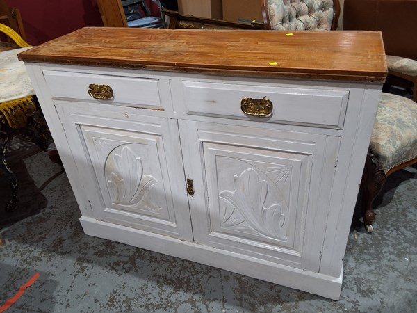 Lot 106 - SIDEBOARD