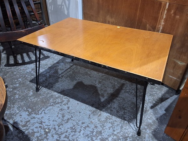 Lot 491 - COFFEE TABLE