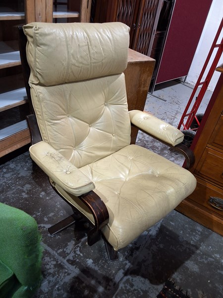 Lot 269 - SWIVEL CHAIR