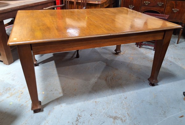Lot 489 - DINING TABLE