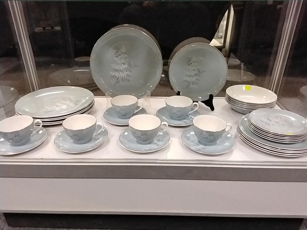 Lot 1238 - ROYAL DOULTON DINNER SERVICE